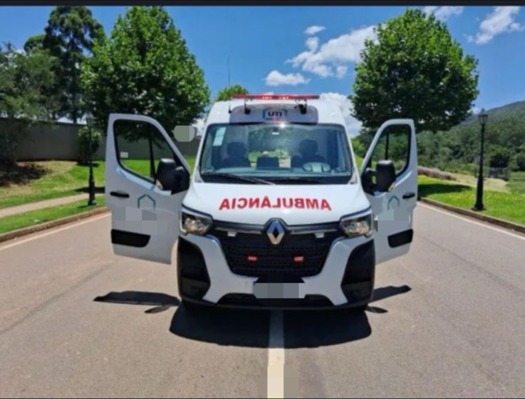 Ambulancia da Mais Vida vista de frente em ambiente externo