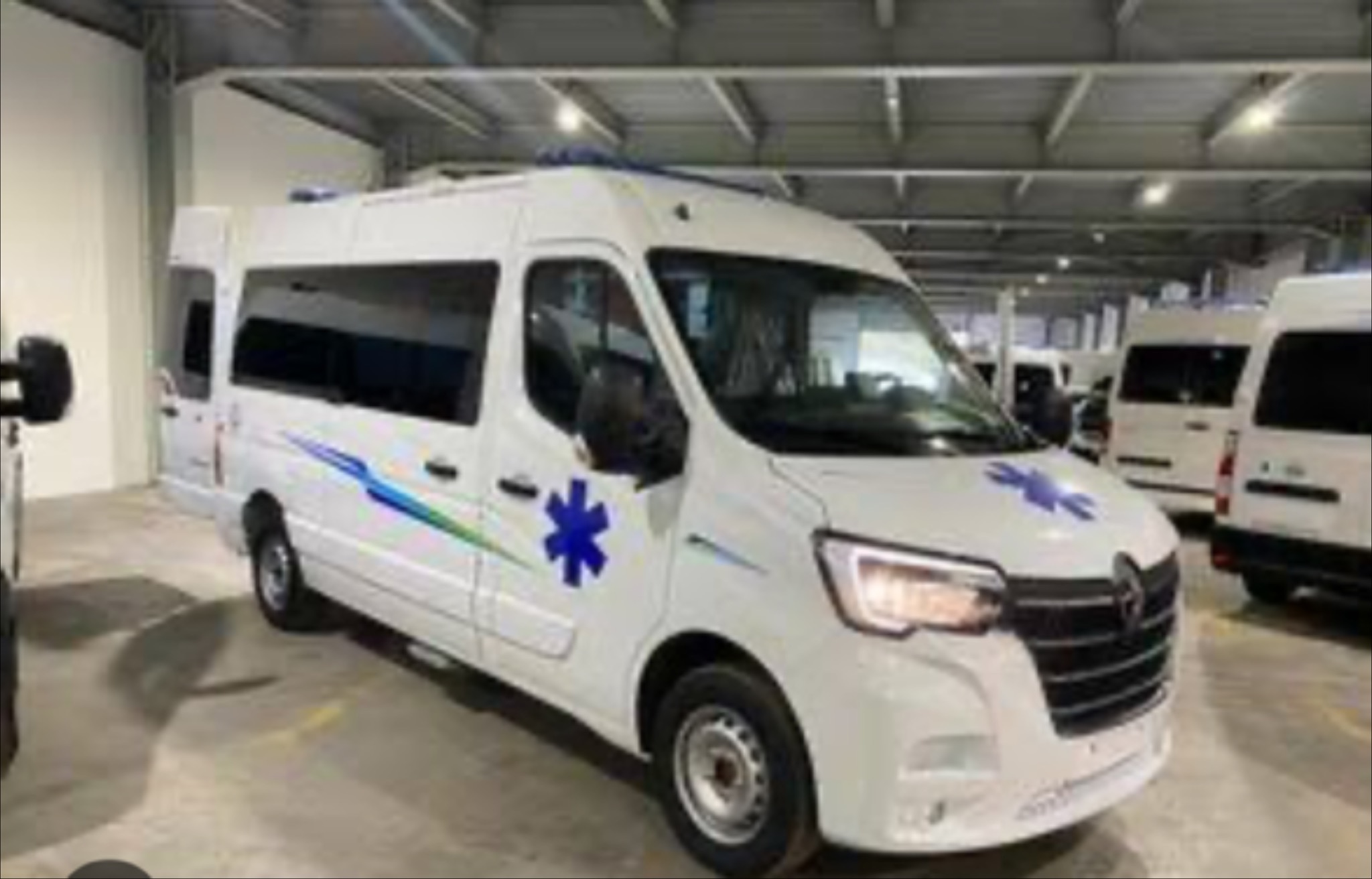 Ambulancia em area coberta pronta para operacao