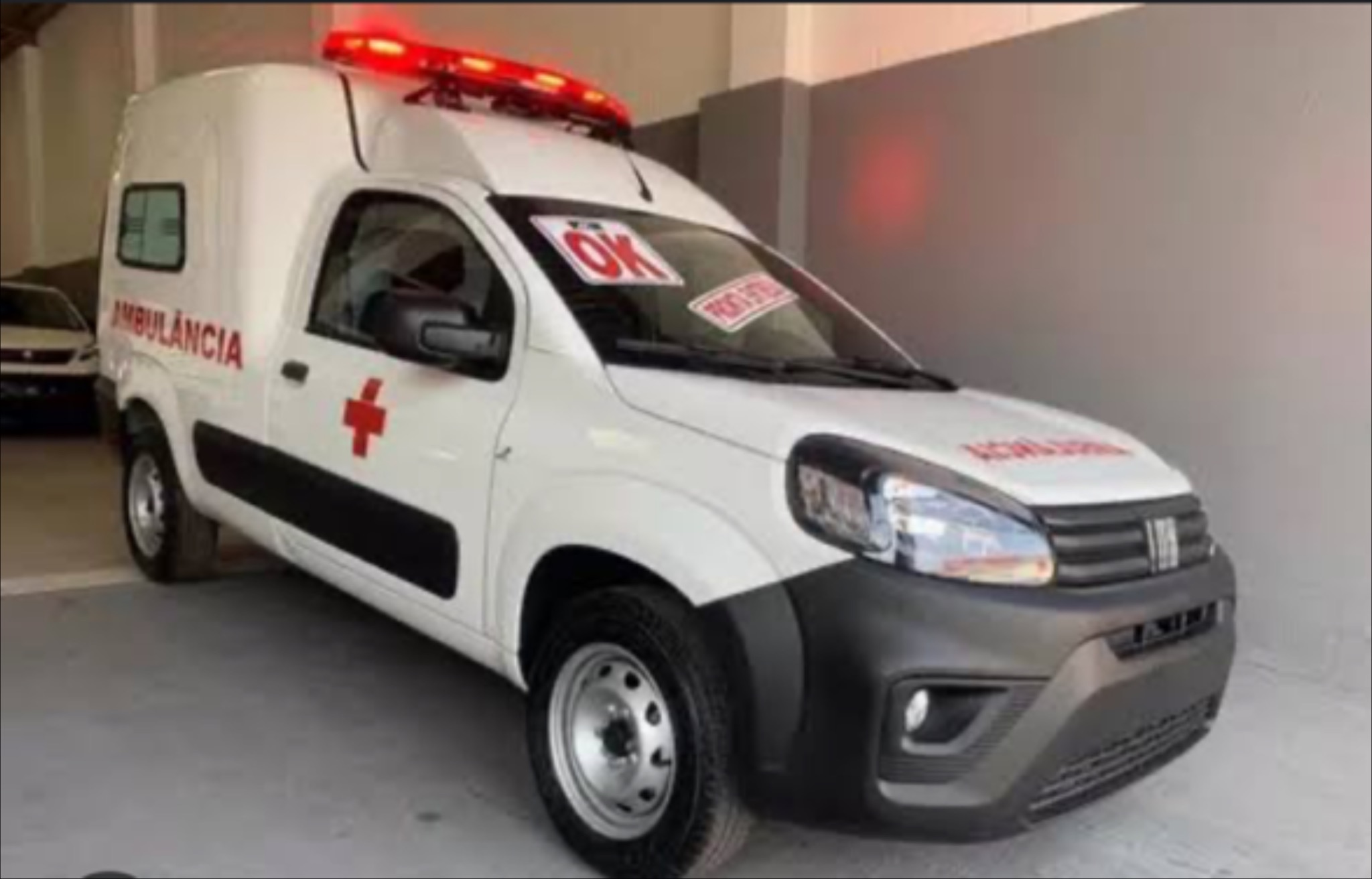 Ambulancia preparada para operacoes e coberturas em ambiente interno