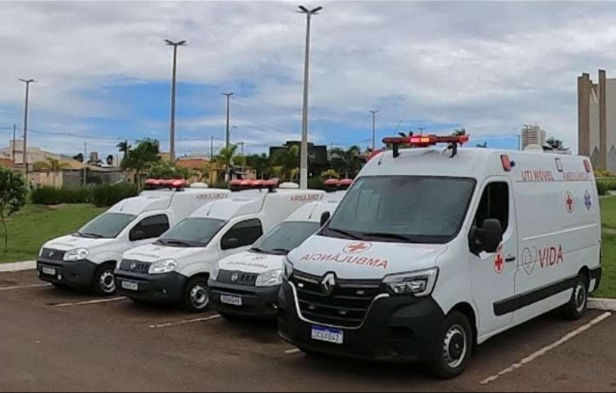 Frota de ambulancias da Mais Vida estacionada