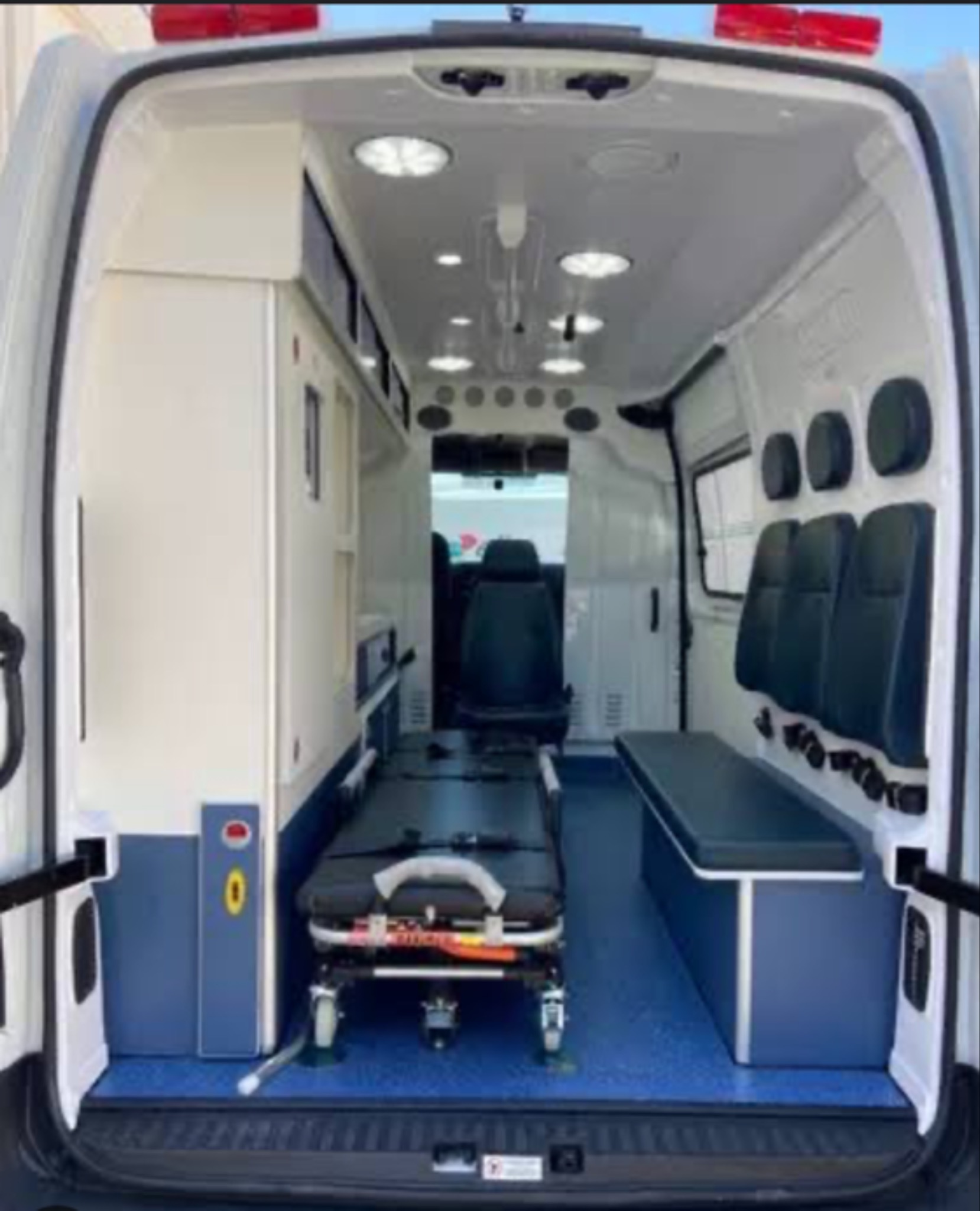 Interior de ambulancia com assentos e espaco de remocao