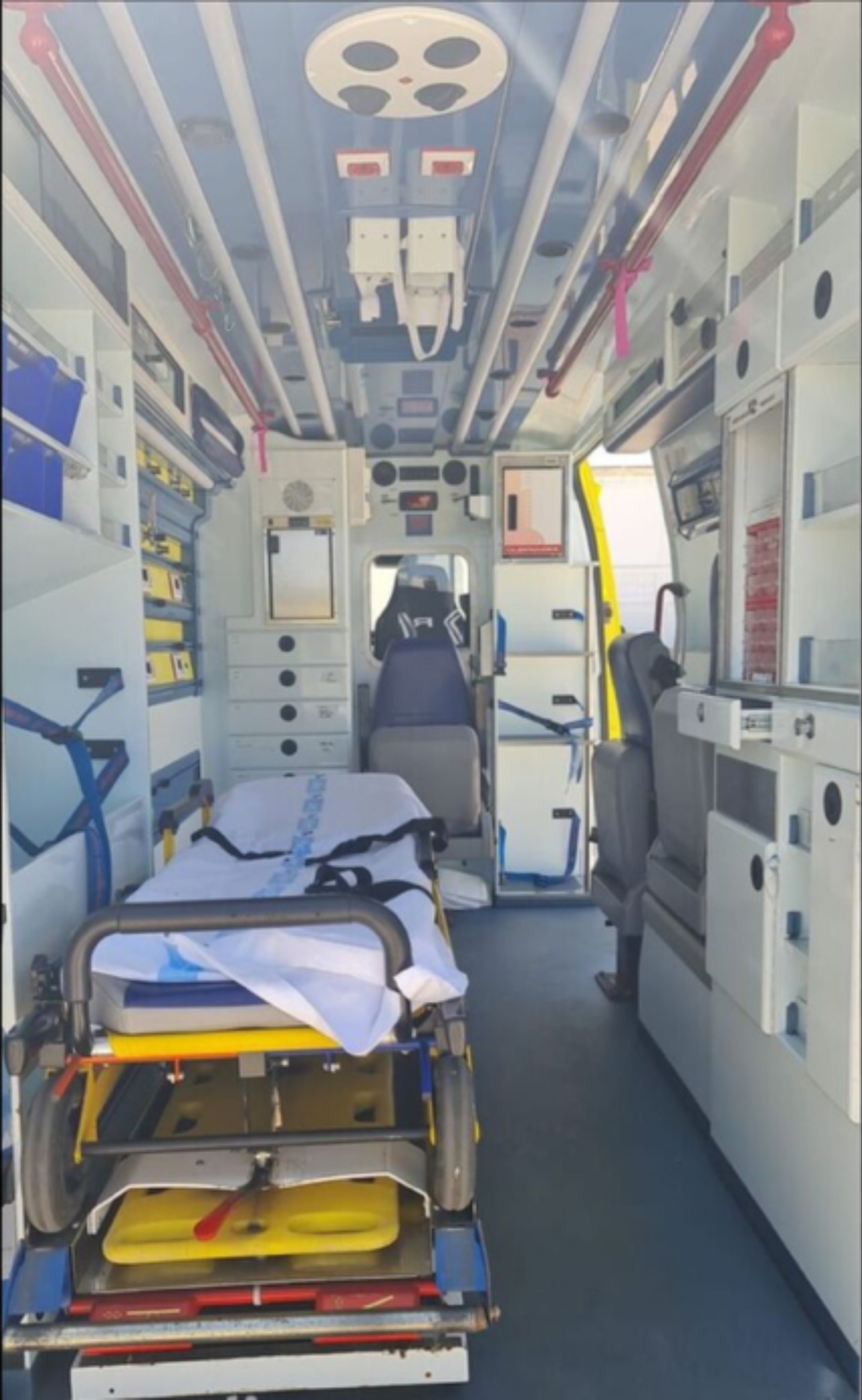 Interior de ambulancia com maca e estrutura de atendimento